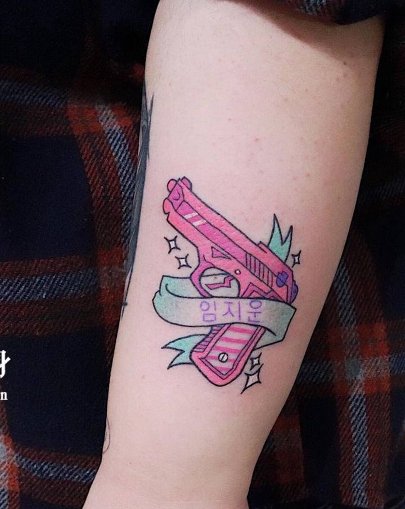 手枪纹身图片_手臂New School纹身图案