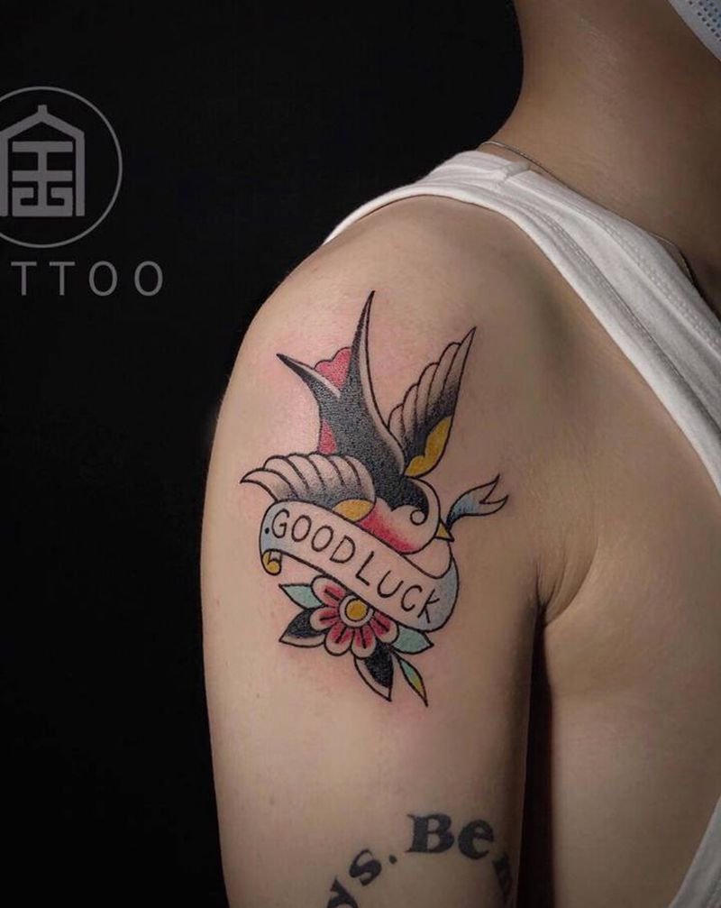 小燕子纹身图片_肩部手臂Old SchoolNew School燕子纹身图案