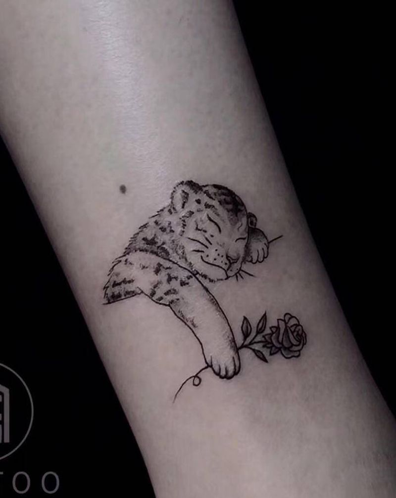 小老虎纹身图片_腿部脚部欧美写实老虎纹身图案