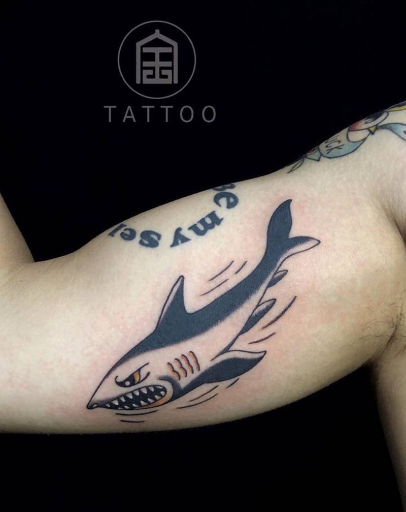 鲨鱼纹身图片_手臂Old SchoolNew School鲨鱼纹身图案