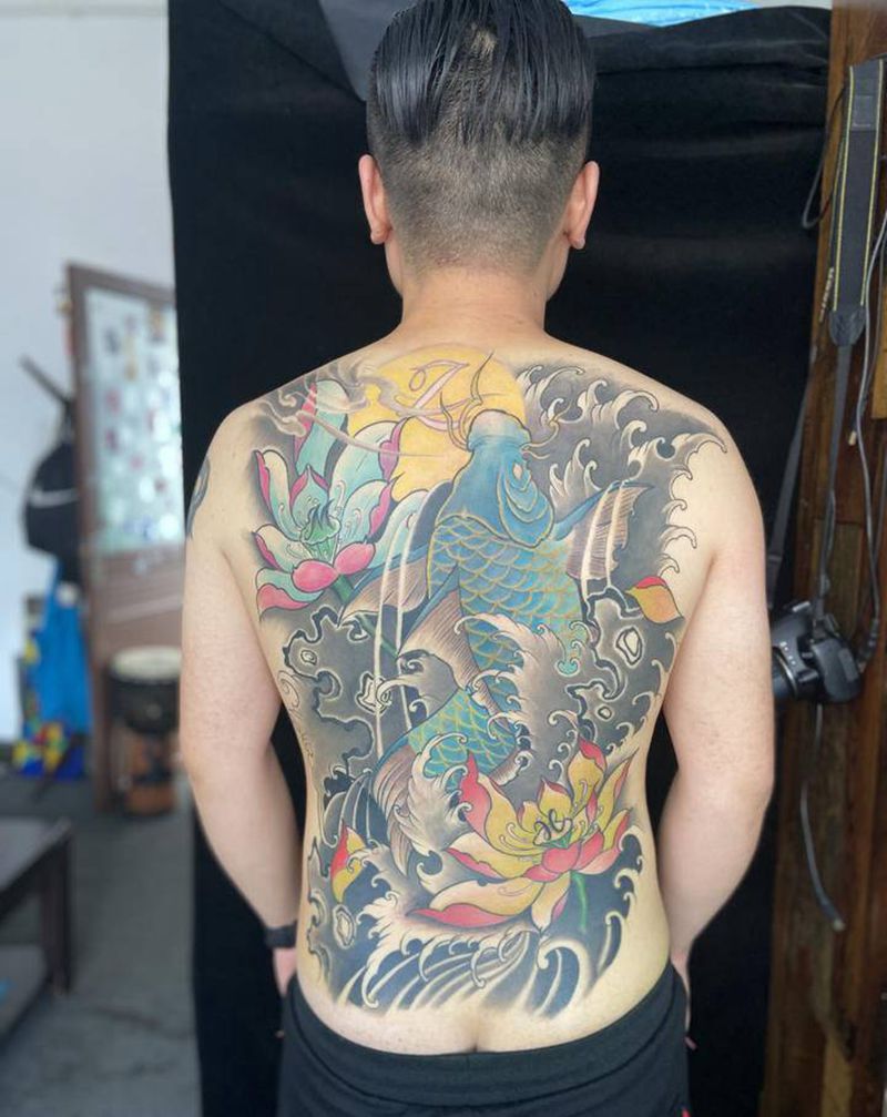 满背鲤鱼纹身图片_背部新传统纹身图案