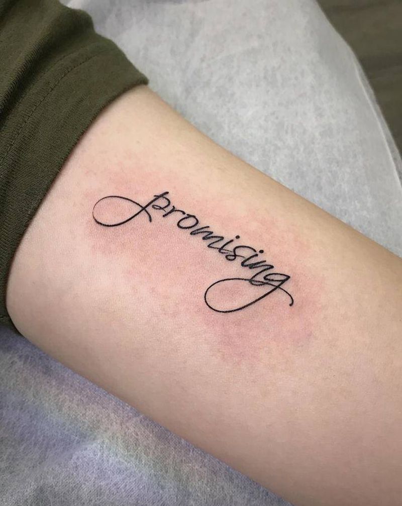 未来可期纹身图片_手臂手部花体字字母大臂纹身图案