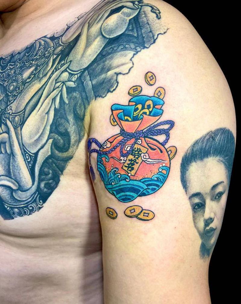 福袋纹身图片_手臂肩部新传统福袋大臂纹身图案