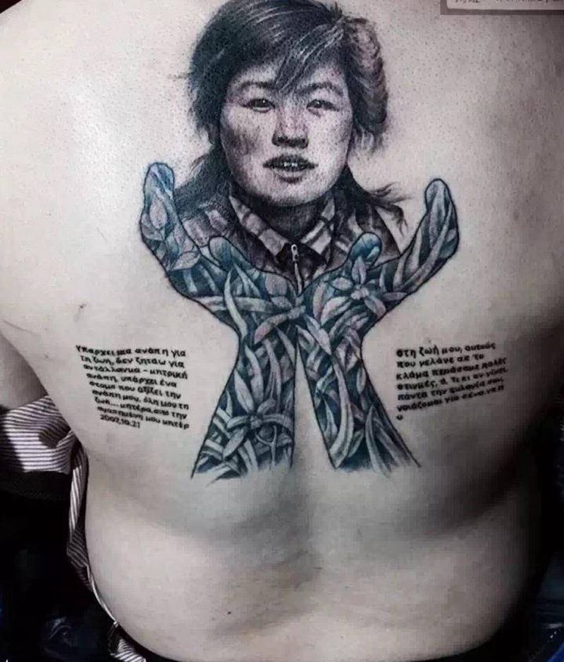 “母亲”纹身图片_背部纹身图案