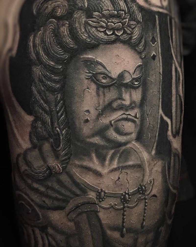 石雕明王纹身图片_腿部新传统欧美写实不动明王石雕纹身图案