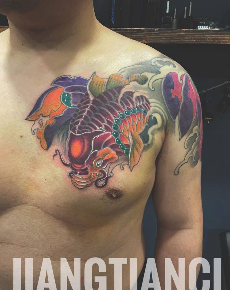 半甲锦鲤纹身图片_胸部手臂新传统老传统纹身图案