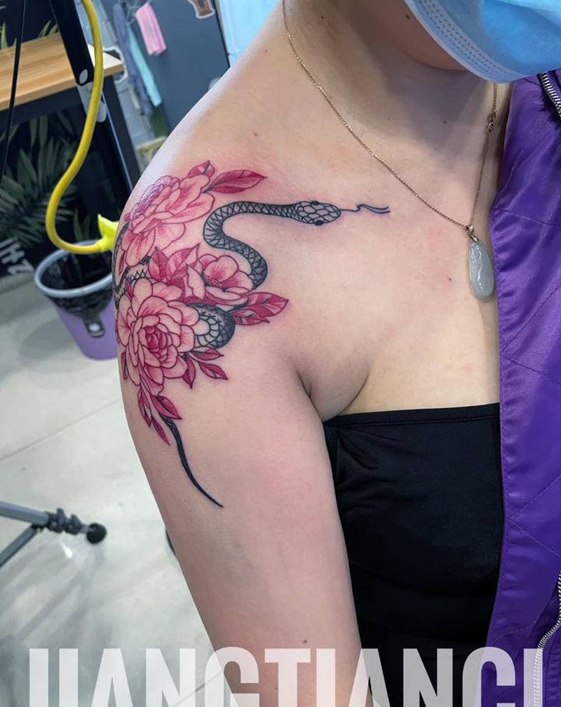 肩花纹身图片_肩部水彩点刺纹身图案