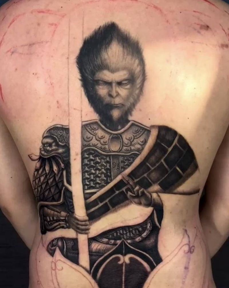 斗战胜佛纹身图片_背部新传统欧美写实猴子孙悟空斗战胜佛纹身图案