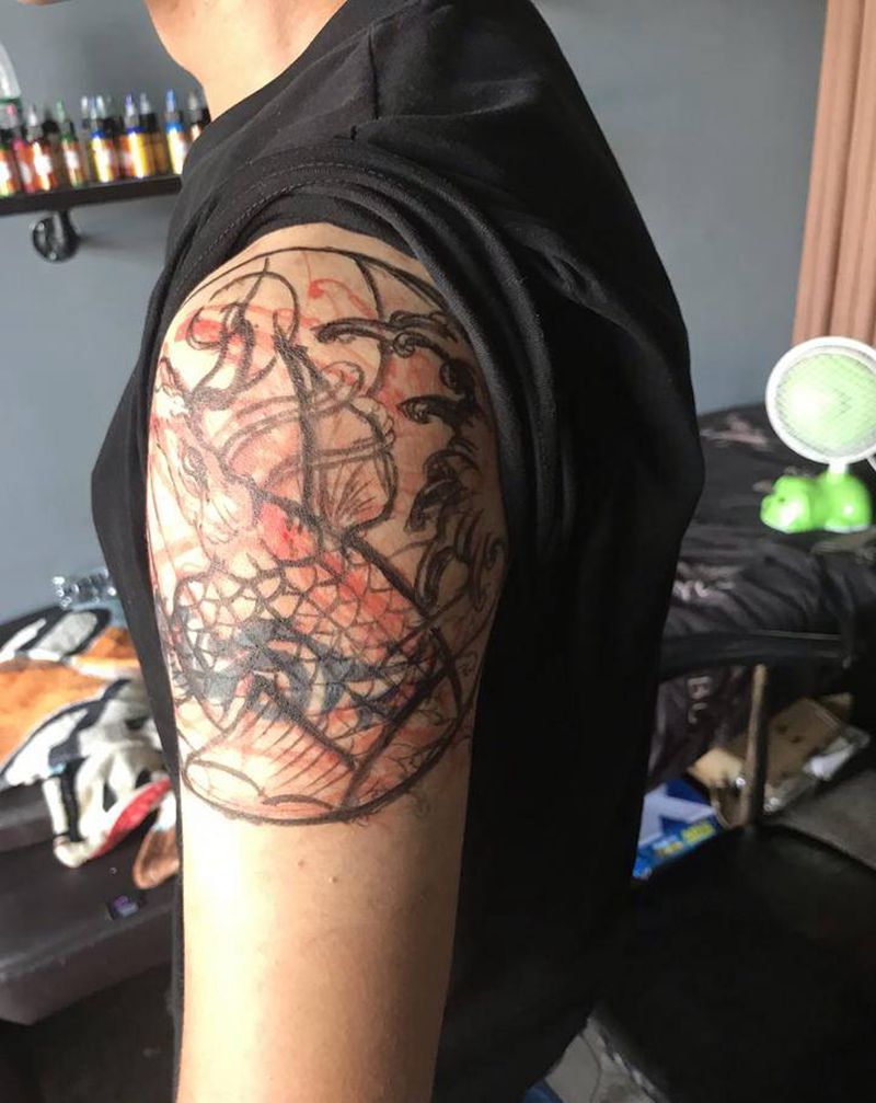 鲤鱼纹身图片_肩部新传统点刺鱼纹身图案