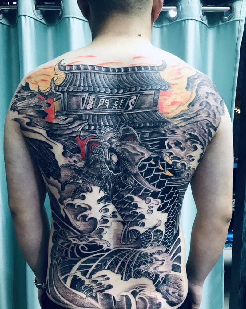 DL  满背熬鱼纹身图片_背部老传统纹身图案