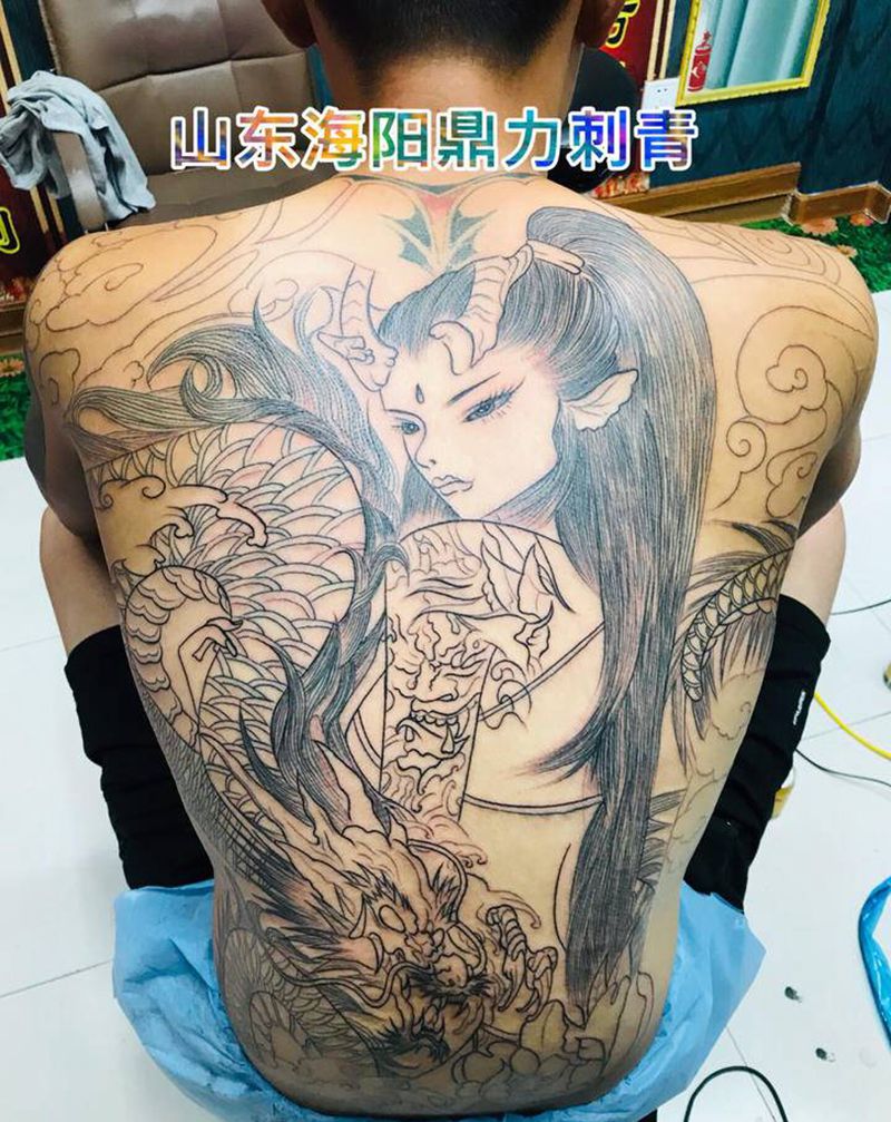 DL 满背龙姬纹身图片_肩部老传统纹身图案