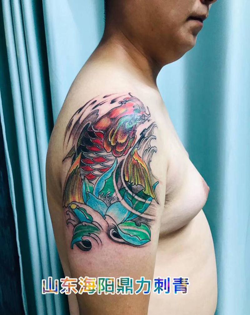 ⚜DL  大臂外侧彩锦鲤纹身图片_手臂老传统纹身图案