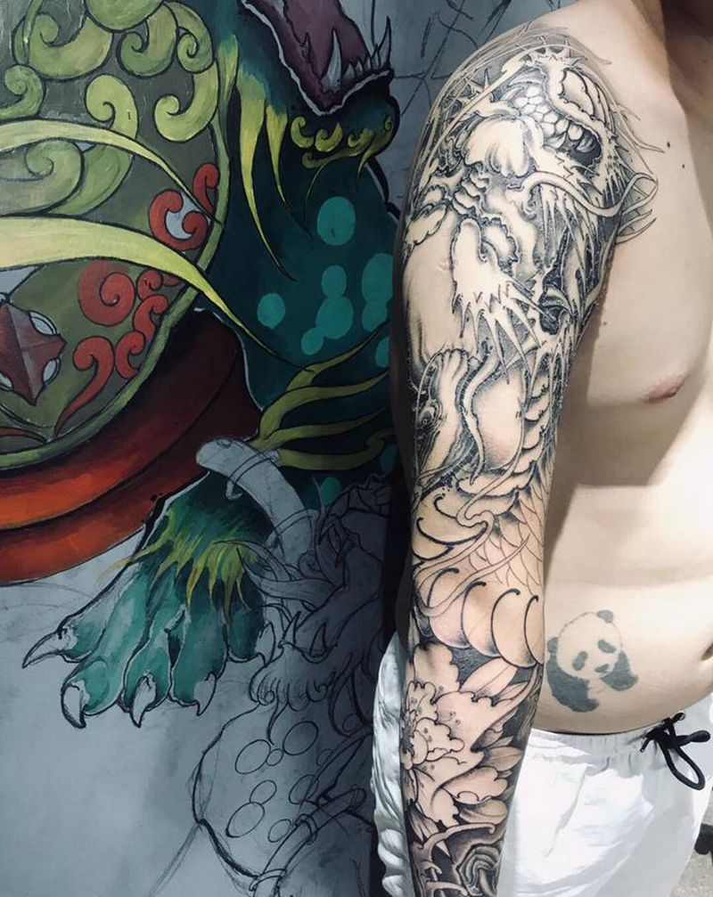 重彩龙花臂纹身图片_手臂新传统龙 牡丹纹身图案