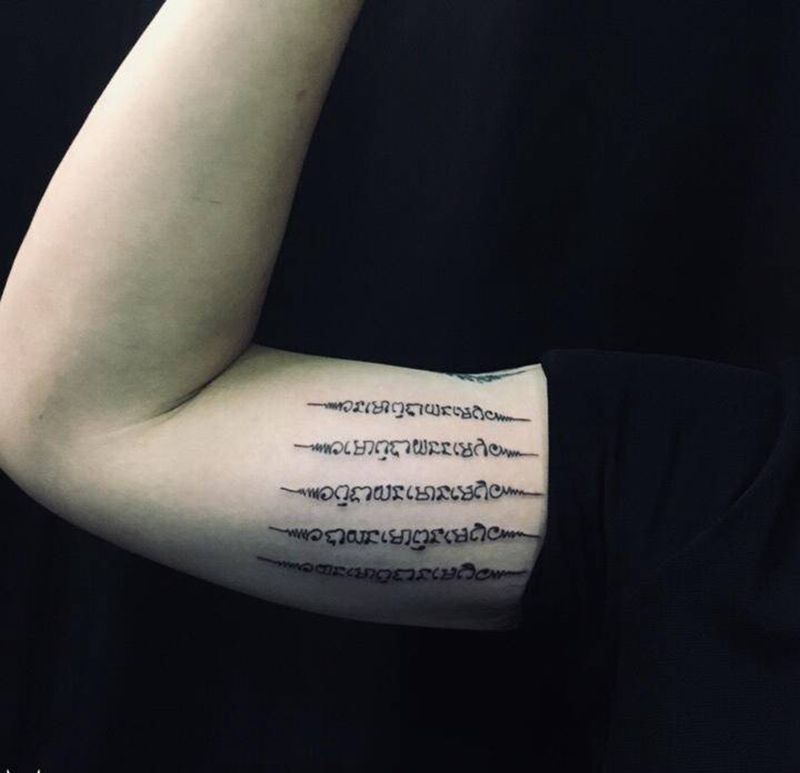 经文纹身图片_手臂五条经文泰国纹身图案