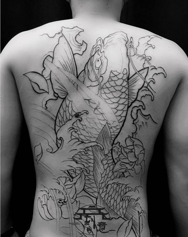 满背#未完成纹身图片_背部新传统鱼纹身图案