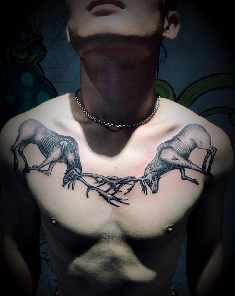 鹿纹身图片_胸部点刺鹿纹身图案