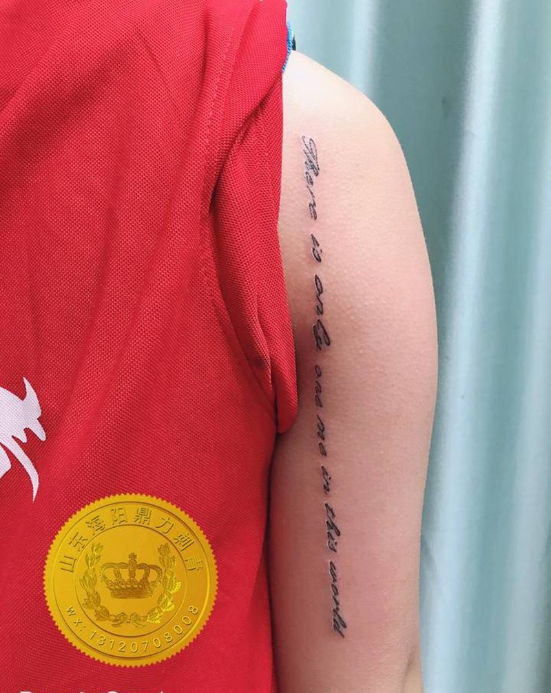 DL 大臂后侧英文控纹身图片_手臂老传统纹身图案