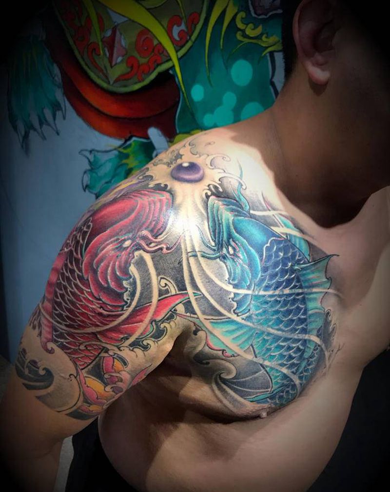 双鲤纹身图片_胸部新传统鱼纹身图案