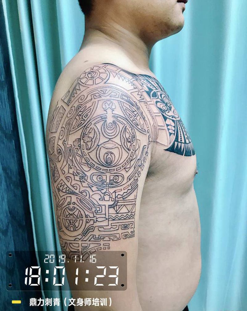 半甲玛雅图腾纹身图片_手臂胸部图腾纹身图案