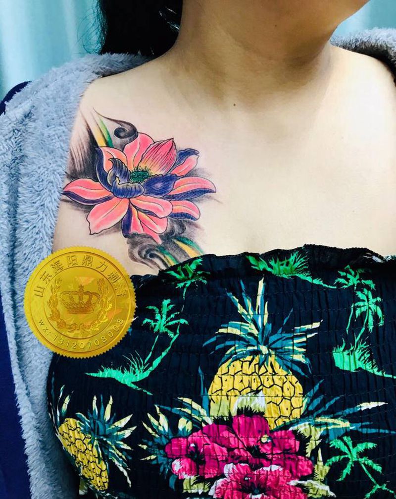 DL 胸前彩莲纹身图片_胸部老传统纹身图案