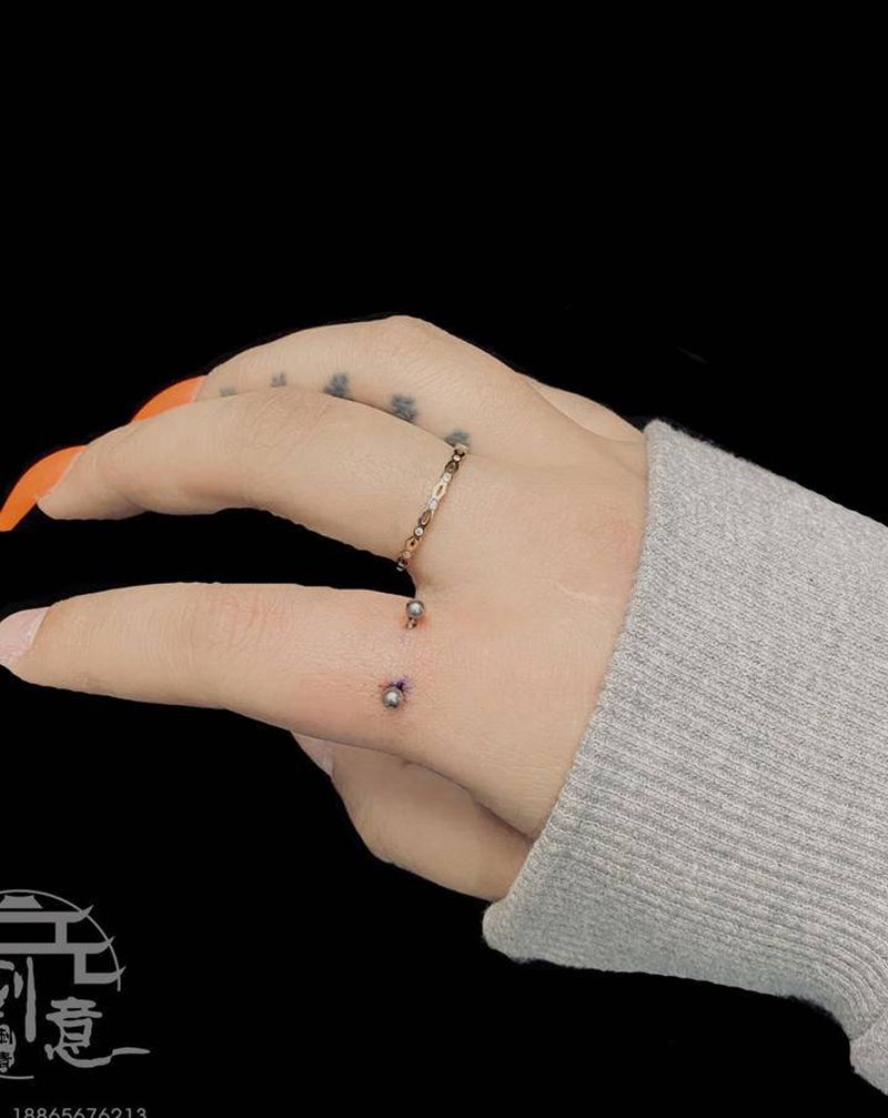 手指钉纹身图片_手部穿孔纹身图案