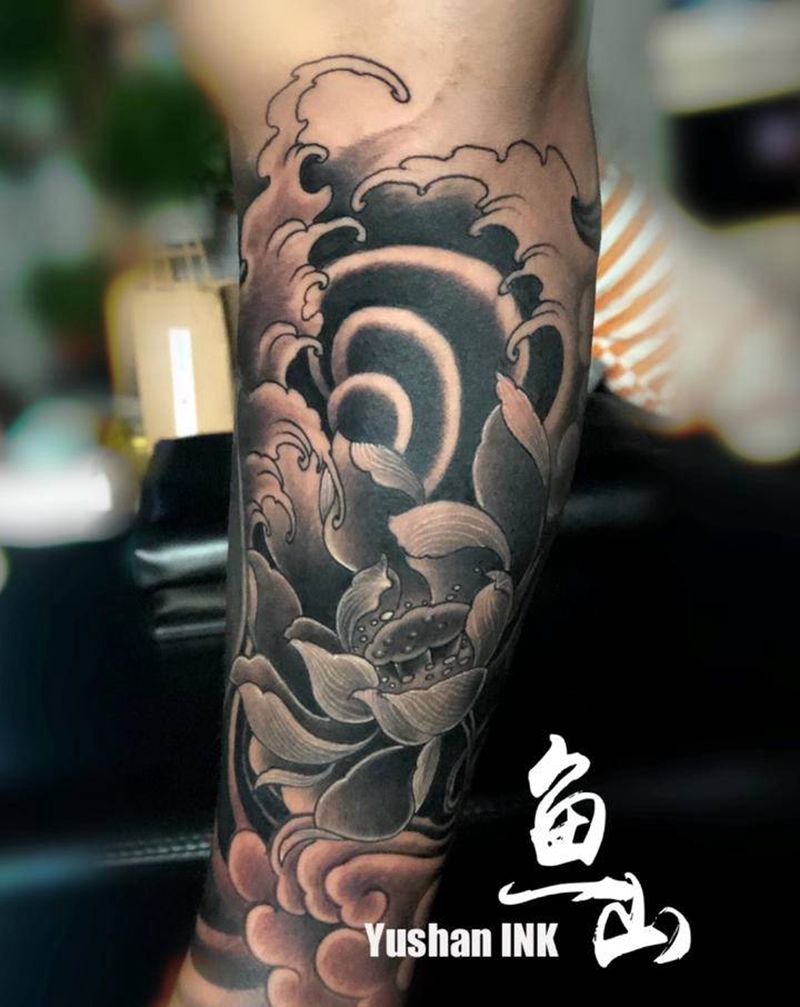 莲纹身图片_腿部纹身图案