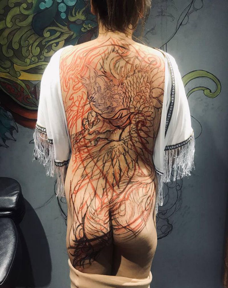 凤凰纹身图片_背部新传统凤凰纹身图案