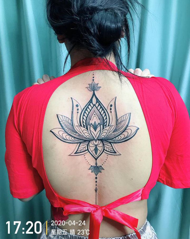 DL 美女后背梵花纹身图片_背部老传统纹身图案