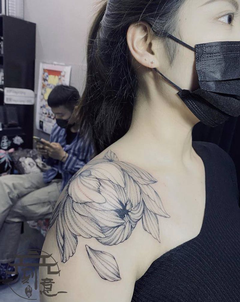 肩花纹身图片_肩部素花纹身图案
