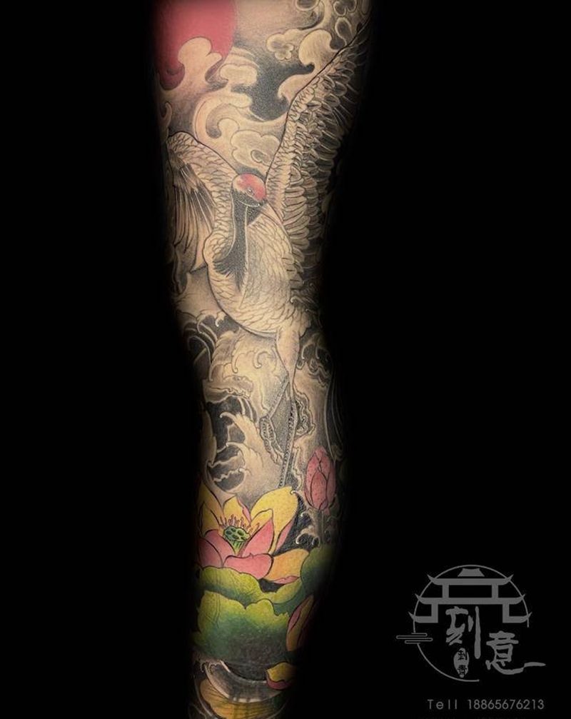 传统花腿纹身图片_腿部新传统仙鹤荷花花腿纹身图案