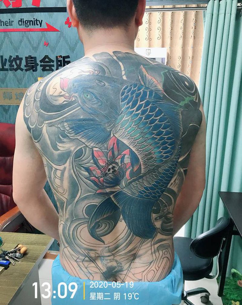 满背修改纹身图片_背部老传统纹身图案