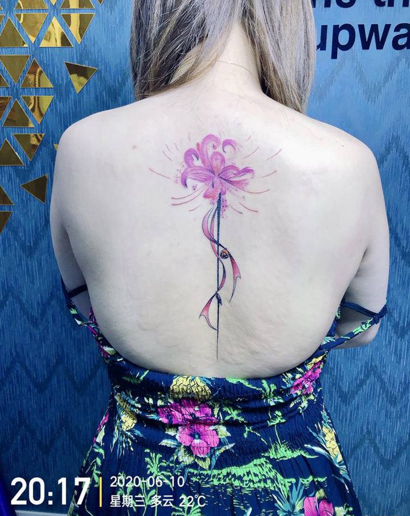 DL后脊椎彼岸花纹身图片_背部水彩纹身图案
