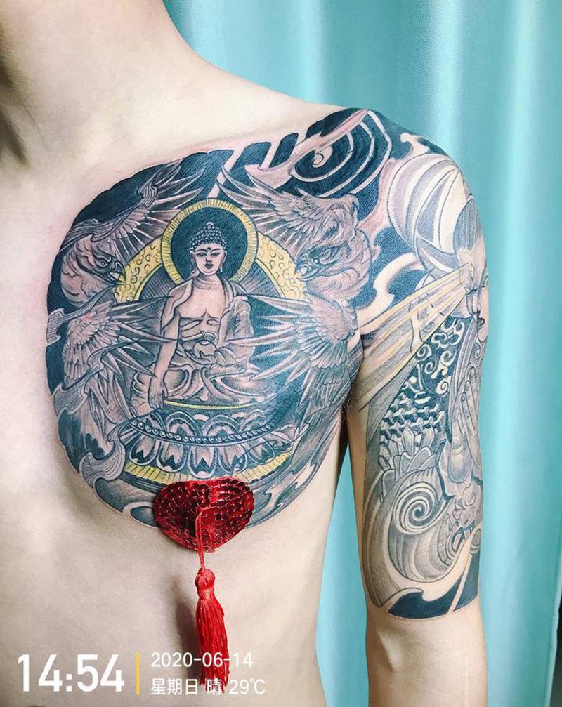 DL胸前释迦摩尼打雾纹身图片_胸部老传统纹身图案