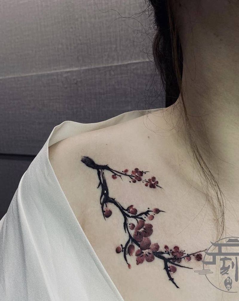梅花纹身图片_胸部肩部水墨梅花纹身图案
