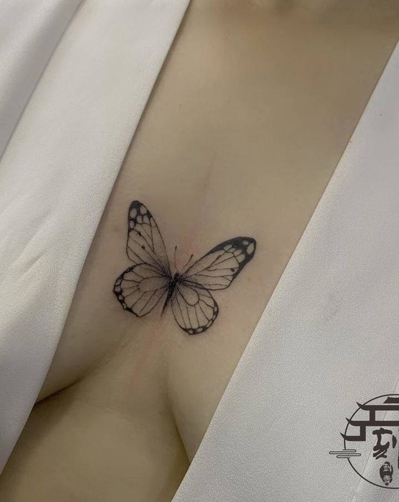 蝴蝶纹身图片_胸部小清新蝴蝶纹身图案