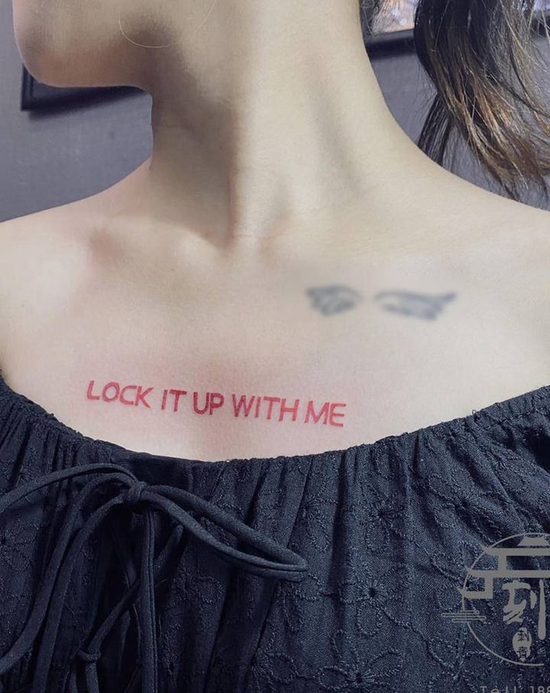 字母纹身图片_胸部小清新字母纹身图案