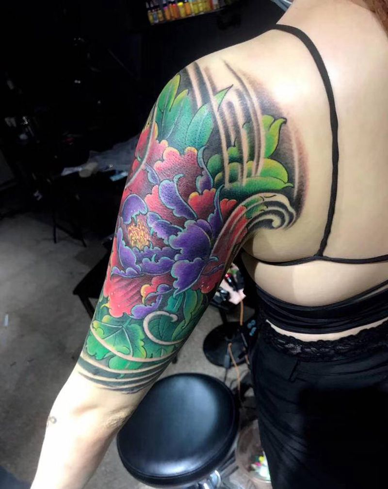 大臂牡丹纹身图片_手臂新传统牡丹遮盖纹身图案