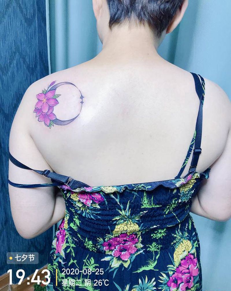 DL月亮花纹身图片_肩部老传统点刺纹身图案