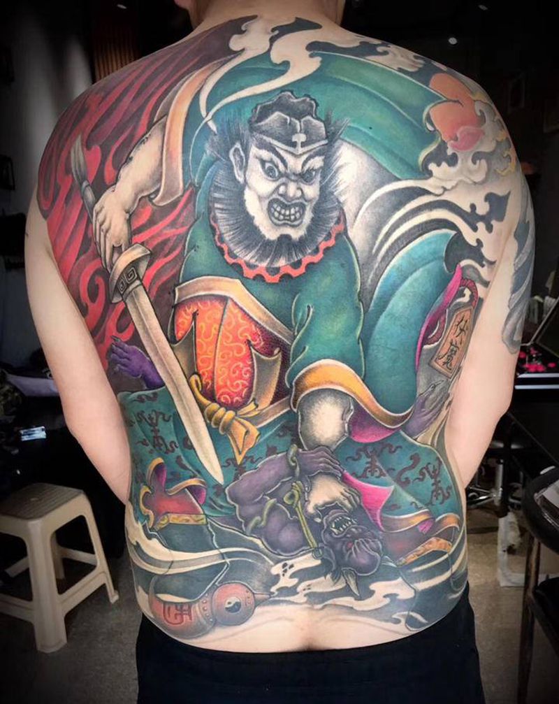 钟馗伏魔纹身图片_背部新传统钟馗纹身图案