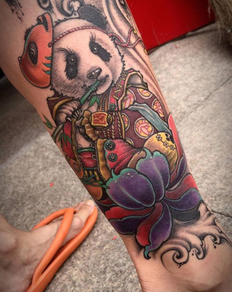 熊猫纹身图片_腿部新传统熊猫荷花纹身图案