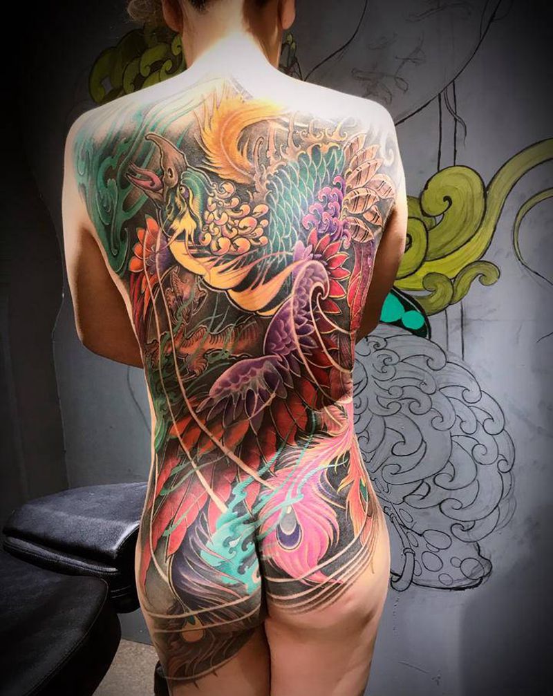 满背凤凰纹身图片_背部新传统凤凰纹身图案