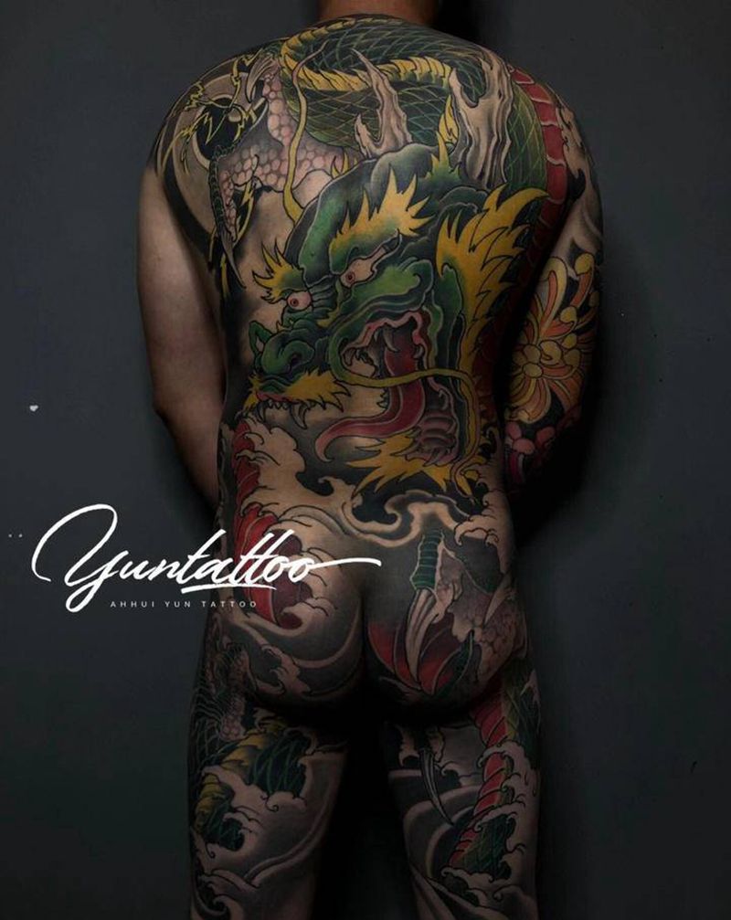 满背青龙纹身图片_背部臀部纹身图案