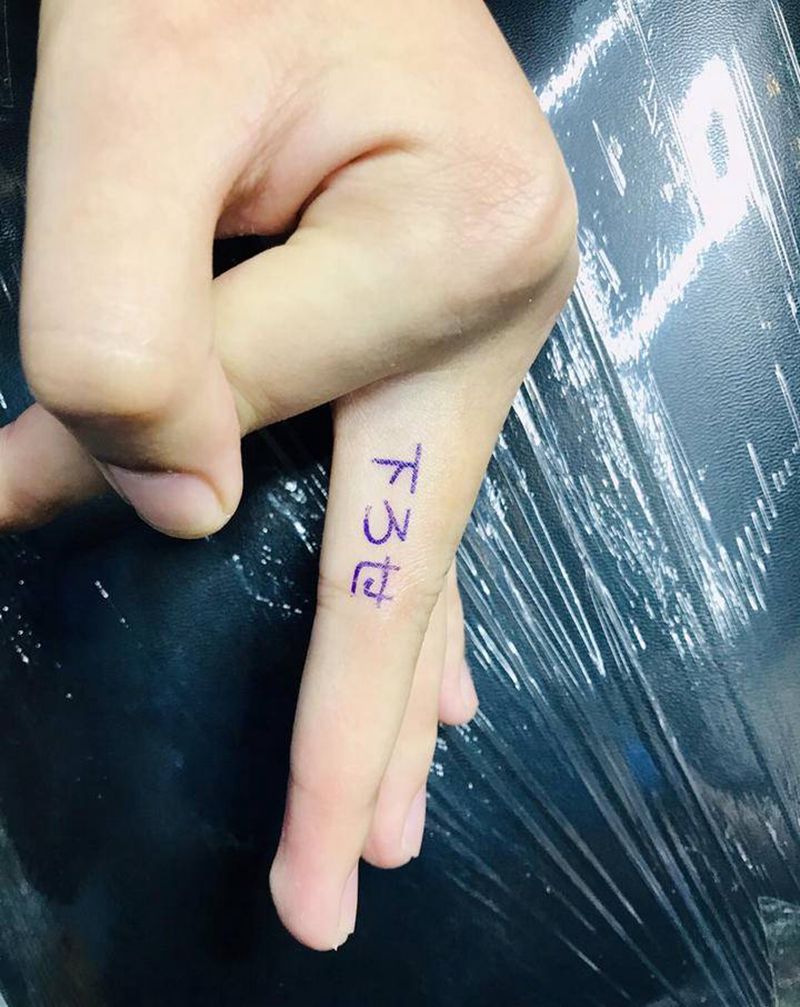 DO 手指日文纹身图片_手部老传统纹身图案