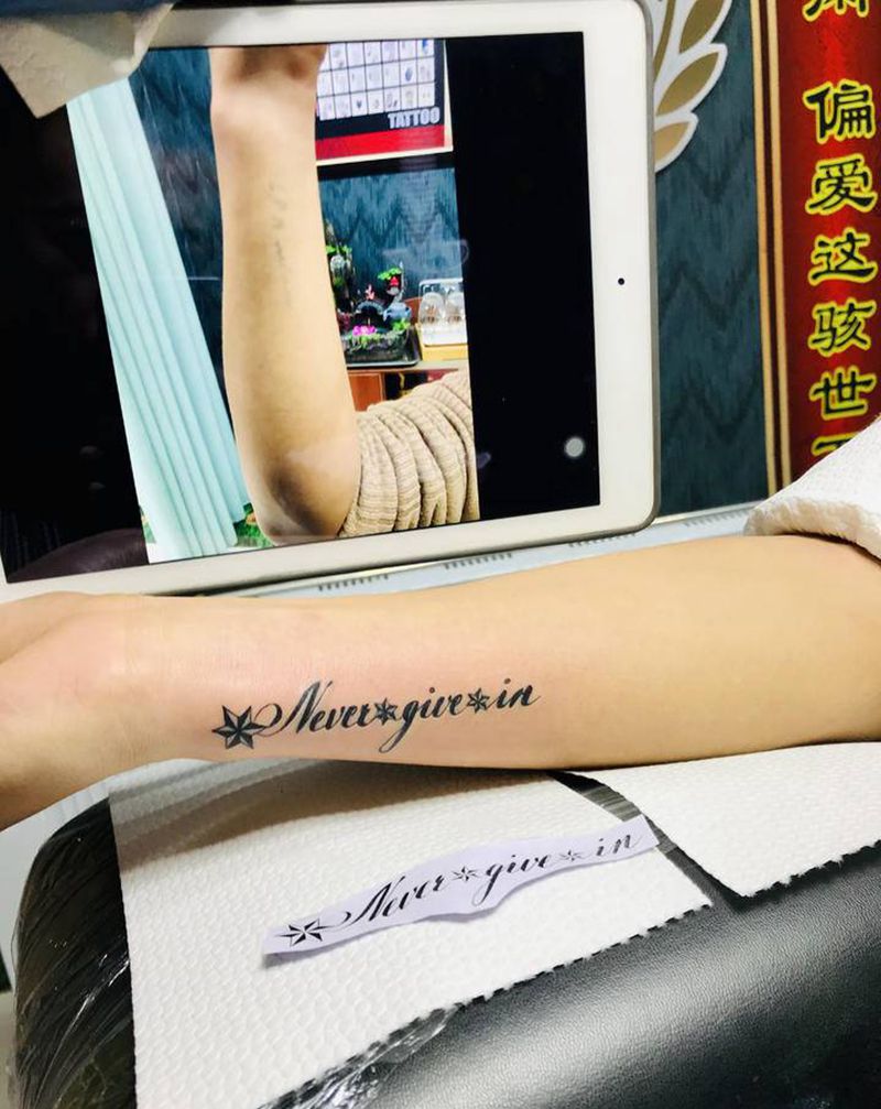 DL 手臂旧图英文遮盖纹身图片_手臂老传统纹身图案