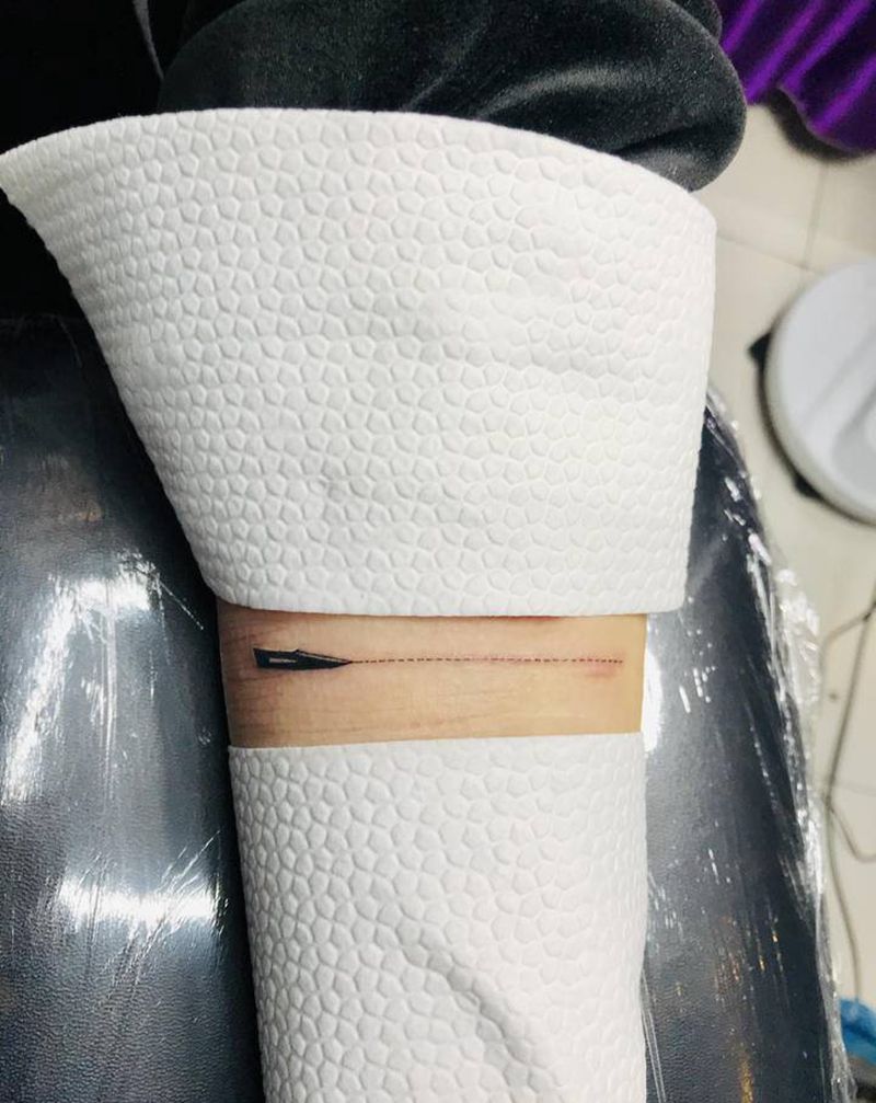 DL手臂手术刀纹身图片_手臂老传统纹身图案