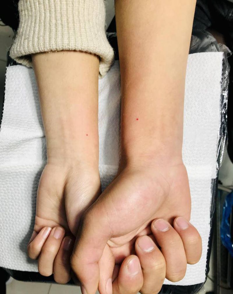 DL 朱砂痣纹身图片_手部老传统纹身图案