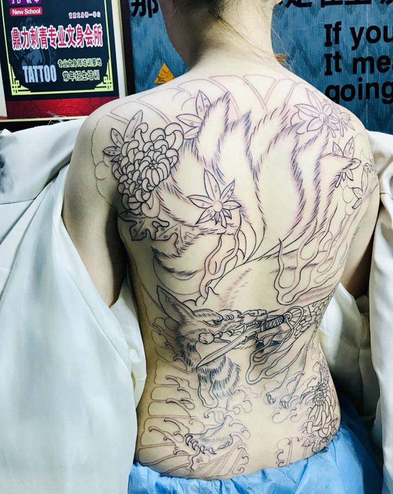 DL满背九尾狐纹身图片_背部老传统纹身图案
