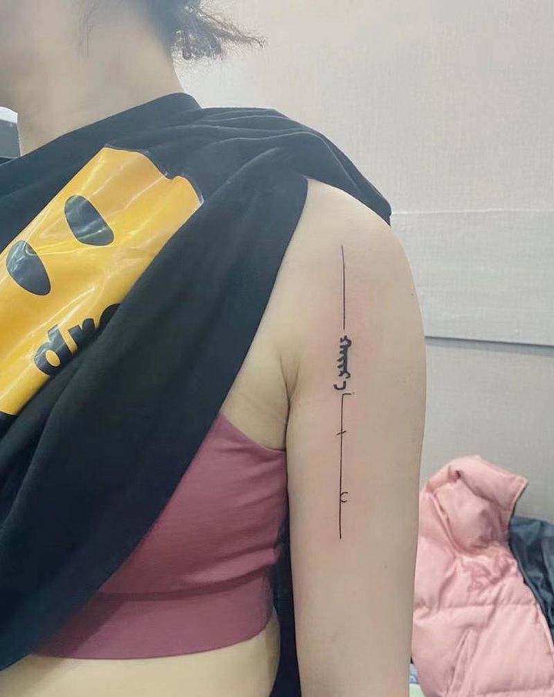 极简纹身图片_肩部手臂几何线纹身图案