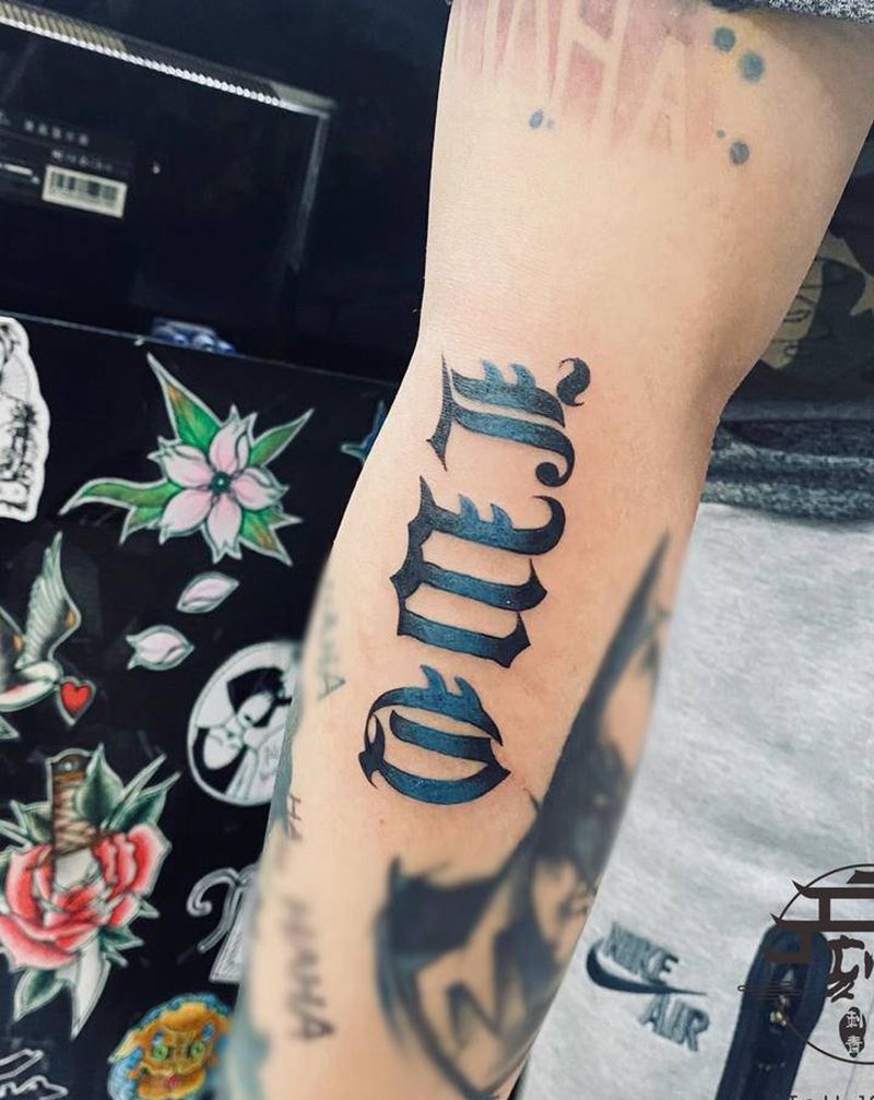 小花体字纹身图片_手臂花体字纹身图案