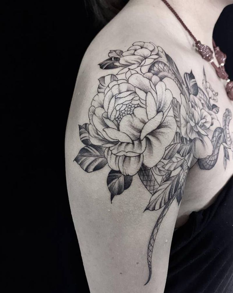 素花纹身图片_胸部纹身图案